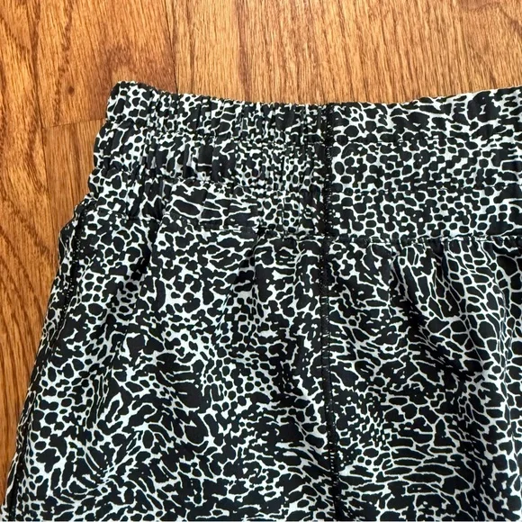 Lululemon Hotty Hot Short II 2.5" in Polar Shift Inverse Alpine White Black 10 - Picture 9 of 14